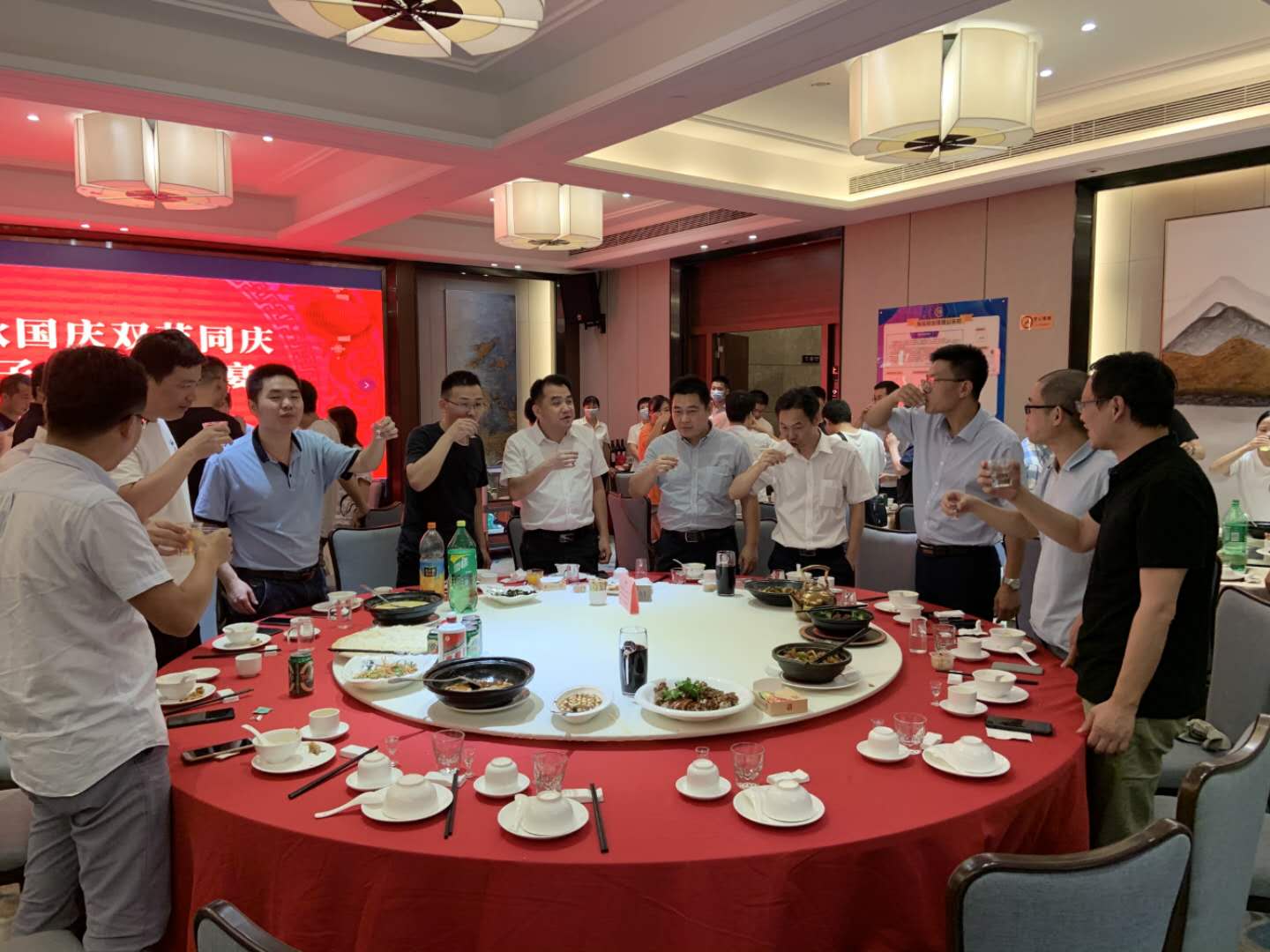 中秋國慶雙節(jié)同慶，旭子家人團圓宴